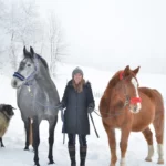 Christine L. mit zwei Pferden an der Leine